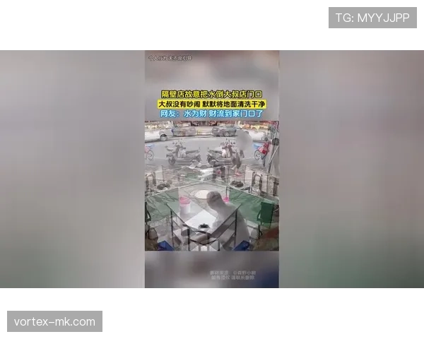 张志磊拎着塑料袋下楼那一幕，怎么看都像隔壁大叔